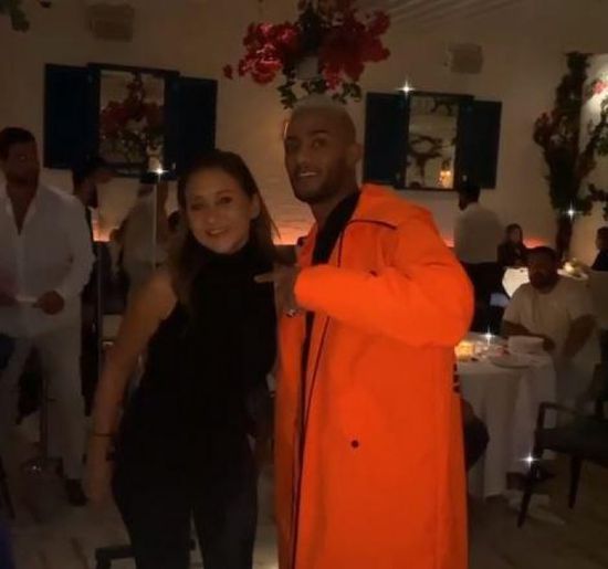 في دبي.. محمد رمضان ونيللي كريم يكسران أطباق داخل مطعم (فيديو)