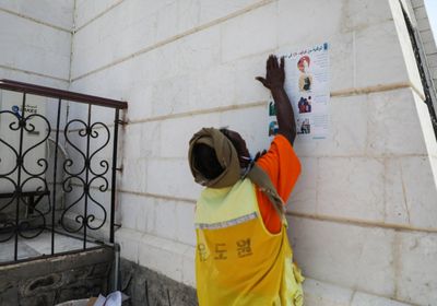 "الإنمائي" يوزع آلاف الملصقات التوعوية بكورونا