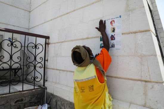 "الإنمائي" يوزع آلاف الملصقات التوعوية بكورونا