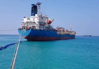 سفينة النفط الإماراتية تُفرغ حمولتها بميناء سقطرى