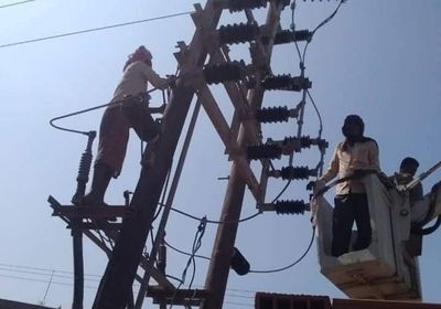 بالصور.. تواصل جهود صيانة خط كهرباء "دار سعد 1"