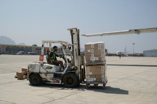 مطار عدن يستقبل 39 طن مساعدات طبية من "يونيسف"
