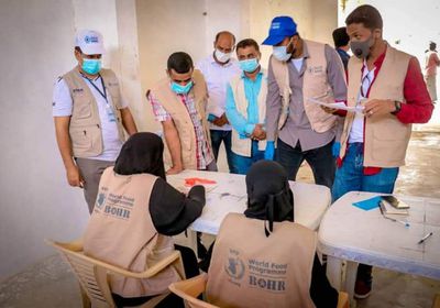 وفد أممي يتابع توزيع مساعدات الأمن الغذائي بحضرموت