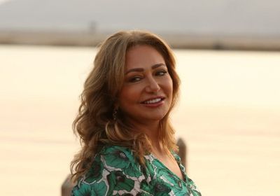 بمشهد كوميدي.. ليلي علوي تحتفل باليوم العالمي للسناجل