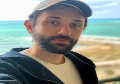 كريم محمود عبدالعزيز يحيي الذكرى الرابعة لوفاة والده