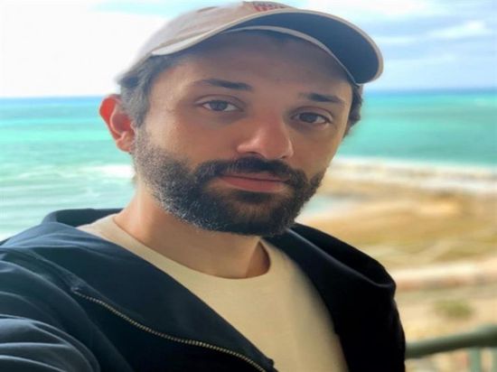 كريم محمود عبدالعزيز يحيي الذكرى الرابعة لوفاة والده