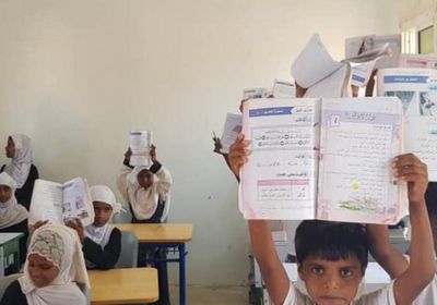 "خليفة الإنسانية" تتكفل بالكتاب المدرسي لطلاب غرب سقطرى