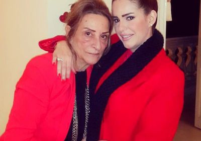 دنيا عبدالعزيز تتذكر والدتها الراحلة بتلك الكلمات