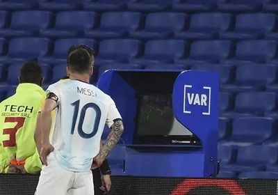 مدرب الأرجنتين يطالب بتطوير استخدام الـ «VAR» بعد إلغاء هدف ميسي