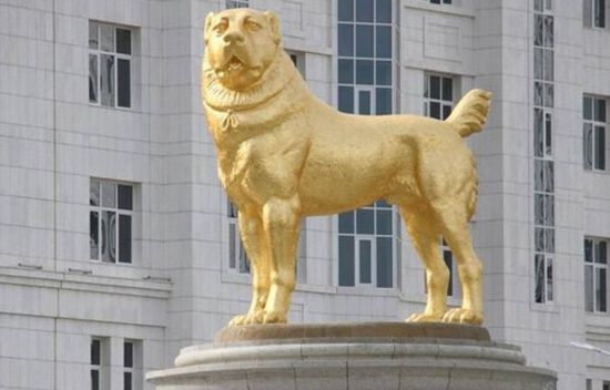هذه الدولة تكرّم كلبًا بتمثال ذهبي