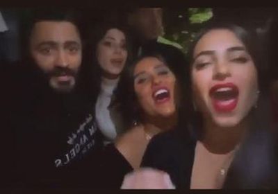 بعد إعلان طلاقه من بسمة بوسيل.. تامر حسني يحذف فيديو رقصه مع معجباته