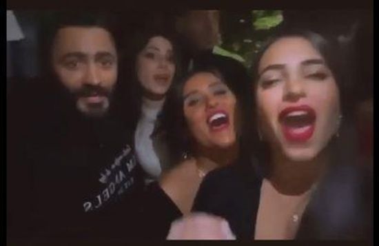 بعد إعلان طلاقه من بسمة بوسيل.. تامر حسني يحذف فيديو رقصه مع معجباته