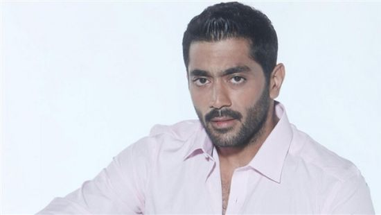 أحمد فلوكس :رفضت فيلم عالمي مع جاكي شان وجون سينا بسبب "الممر"