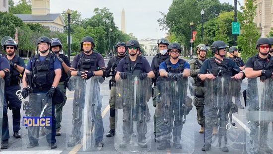  إجراءات أمنية مشددة في محيط البيت الأبيض تزامنًا مع تظاهرات أنصار ترامب &lrm;