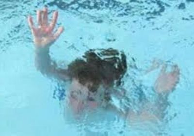 حالته خطرة.. انتشال طفل غرق بمسبح في تبن