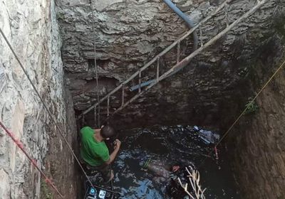 انتشال جثة غريق من بئر صرف صحي بإب