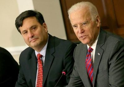 مساعد بايدن يُطالب الحكومة الاتحادية بسرعة اعتماد الفريق الانتقالي 