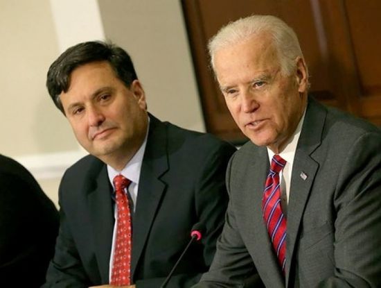 مساعد بايدن يُطالب الحكومة الاتحادية بسرعة اعتماد الفريق الانتقالي 