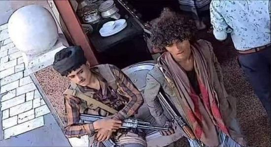 مسلحان بمليشيا الإخوان يهاجمان مطعمًا في تعز بالرصاص
