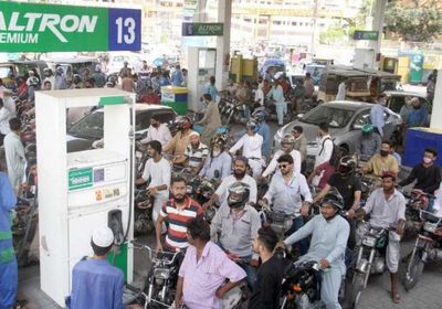  باكستان تخفض أسعار الوقود لمدة أسبوعين