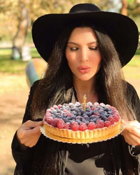 لاميتا فرنجية تحتفل بعيد ميلادها بصحبة أسرتها (صور)