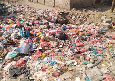 القمامة تحاصر منازل أهالي حي اللحوم بجعار (صور)