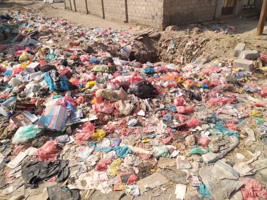 القمامة تحاصر منازل أهالي حي اللحوم بجعار (صور)