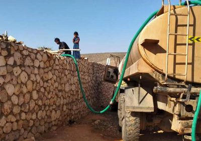 أهالي عمدهن وقبهتن يستقبلون صهاريج مياه من "خليفة الإنسانية" (صور)