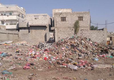 إهمال صندوق نظافة الحوطة يضاعف معاناة أهالي "الليبي"