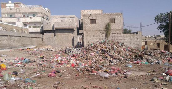 إهمال صندوق نظافة الحوطة يضاعف معاناة أهالي "الليبي"