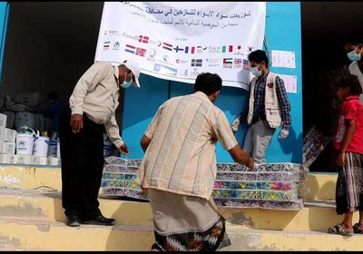 بالصور.. مواد إيواء لـ 150 نازحًا في المكلا