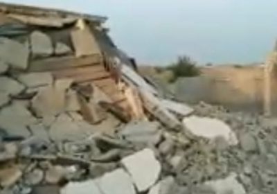 دمار منزلين في الحوك بقصف صاروخي حوثي (فيديو)