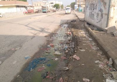 حفر خطرة تُحاصر طلاب أبين (صور)