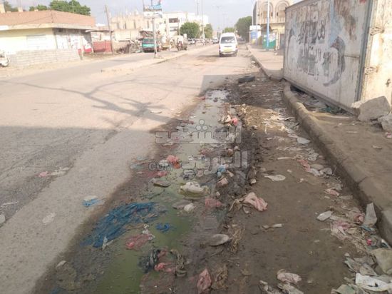 حفر خطرة تُحاصر طلاب أبين (صور)