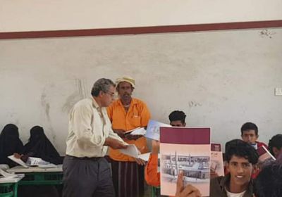 "خليفة الإنسانية" توزع الكتب المدرسية على طلاب دكسم