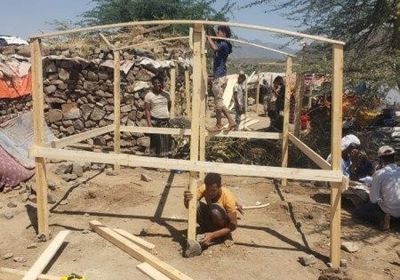 "مفوضية اللاجئين": مواد بناء للعائلات النازحة في تعز