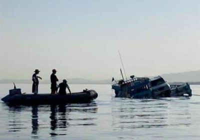 أمام شاطئ عماني.. جنوح قارب متجه إلى سقطرى