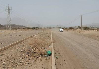 نقص "الأسفلت" يعطل تأهيل طريق الحبيلين - العسكرية