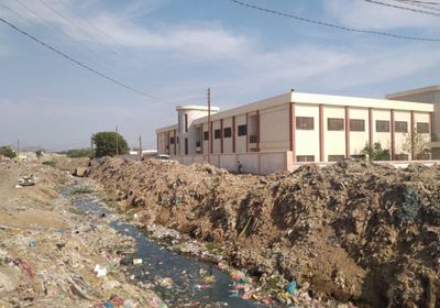 من المدارس للمرافق العامة.. النفايات تكسو أبين وتهدد ساكنيها