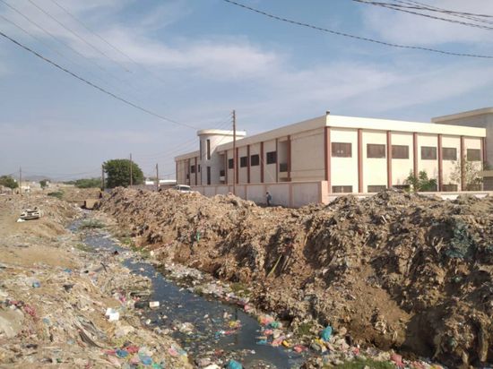 من المدارس للمرافق العامة.. النفايات تكسو أبين وتهدد ساكنيها