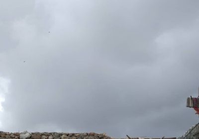 وسط تحذيرات للجميع.. المنخفض الجوي يلامس سقطرى