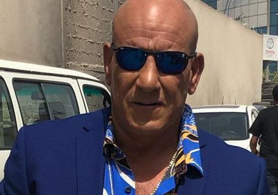 بملابس سوبر مان.. محمد لطفي يمازح جمهوره (صورة)