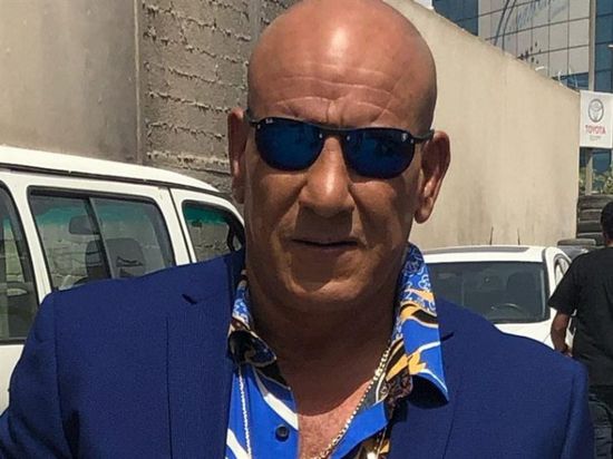 بملابس سوبر مان.. محمد لطفي يمازح جمهوره (صورة)