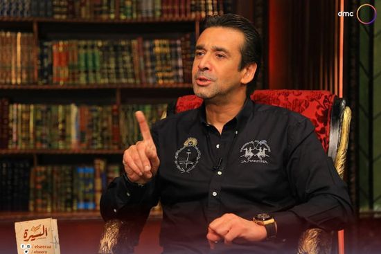 كريم عبدالعزيز: مرات أبويا هي أمي الثانية (فيديو)