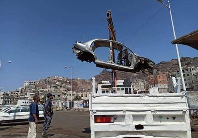 رفع سيارات متهالكة من شوارع صيرة (صور)