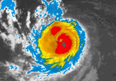 بسرعة 90 عقدة.. إعصار مداري يزحف إلى سقطرى