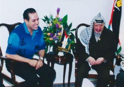 حكيم ينشر صور نادرة له مع الرئيس الفلسطيني الراحل ياسر عرفات