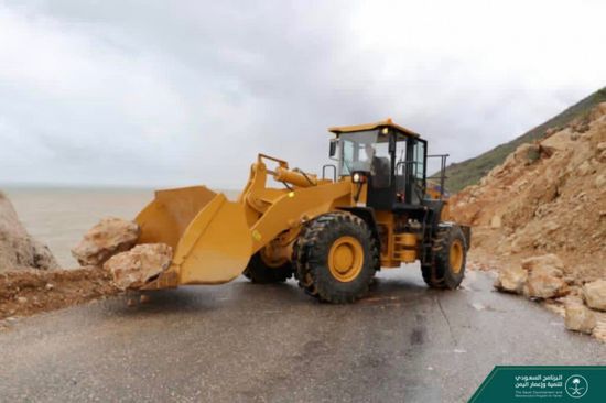 أغلقتها السيول.. "البرنامج السعودي" يفتح طرق حيوية بسقطرى