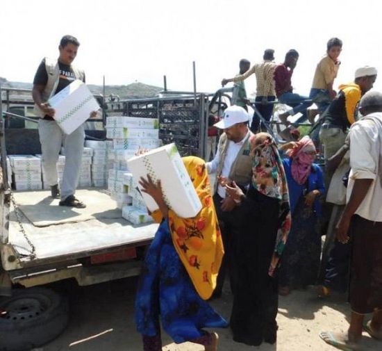 3500 أسرة تتلقى تمورَا من "سلمان للإغاثة" بتعز