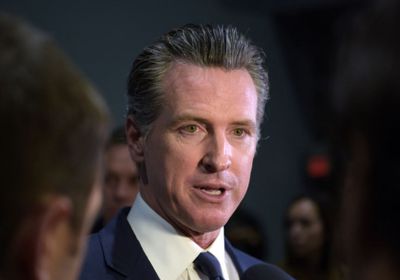 حاكم كاليفورنيا وأسرته يدخلون الحجر الصحي